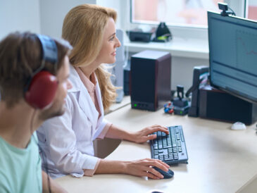 Man som genomgår hörseltest