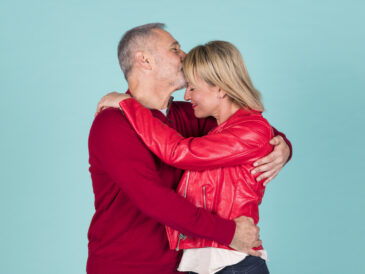 Ett medelålderspar som kramas
