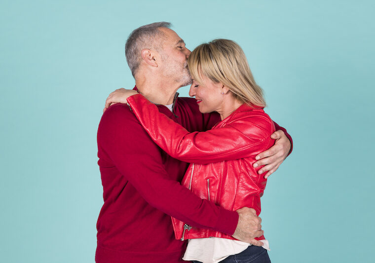 Ett medelålderspar som kramas