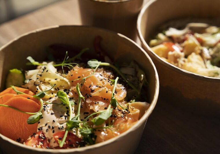 Hälsosam mat i skålar